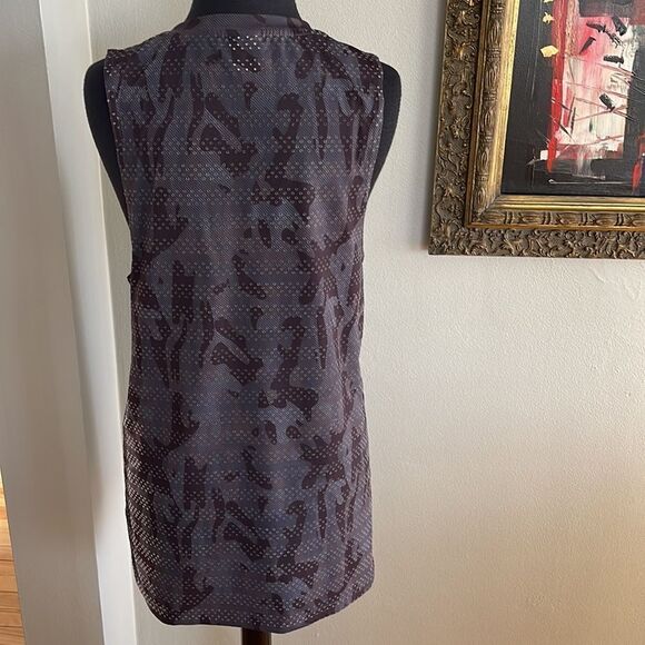 Zyia abstract diagonal subtle stripe print vented stripe long tank top. Medium - Picture 4 of 8